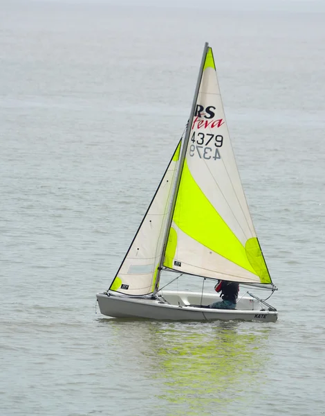 Curful Sailing Dinghy on the North Sea at Felixstowe Suffolk England . — стоковое фото