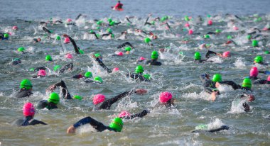  Yarışmacılar triatlonun başında açık denize yüzüyorlar.. 