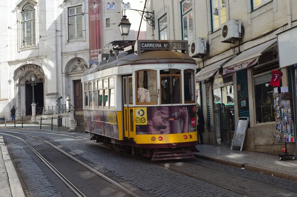 Žlutou tramvají na ulicích Alfama Lisabon Portugalsko. — Stock fotografie