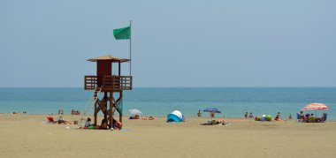  Torremolinos Beach tatil vericiler ve saat kulesi ile yeşil bayrak.