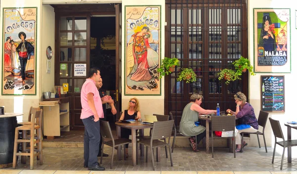 Tapas españolas Bar con coloridas baldosas cerámicas en las paredes, clientes disfrutando del almuerzo . — Foto de Stock