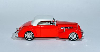 St. NEOTS, CAMBRIDGESHIRE, İngiltere - 20 Ekim 2020: Oyuncak 1937 Vintage Red Cord 812 Araç beyaz arkaplan.