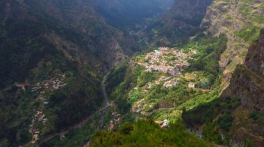 'Rahibeler Vadisi' Curral das Freiras köyü Dik yamaçlı vadi Madeira Portekiz. 