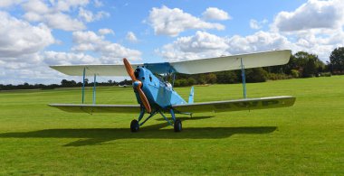ICKwell, BEDFORDSHIRE, İngiltere - EYLÜL 06 Eylül 2020: Vintage Spartan Arrow Biplane G-ABWP Pisti 'ne park etti 
