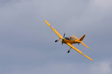 ICKwell, BEDFORDSHIRE, ENGLAND - EYLÜL 06, 2020: Vintage 1949 DHC Chipmunk T.22 671 RCAF Kanada Kraliyet Hava Kuvvetleri Ahırında.