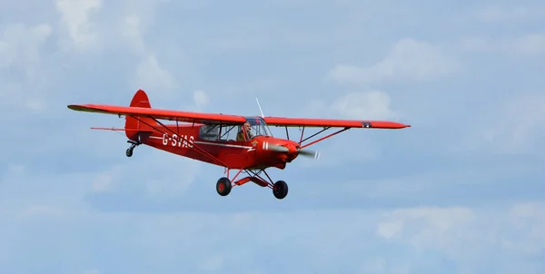ICKwell, BEDFORDSHIRE, İngiltere - Eylül 06, 2020: Antika 1961 Piper Super Cub yakın uçuşta.