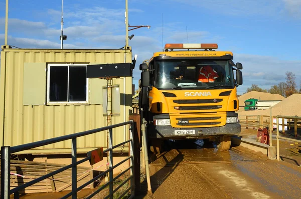 Güneşli bir günde Scania Yellow Gravel Taşıyıcı Kamyonu.