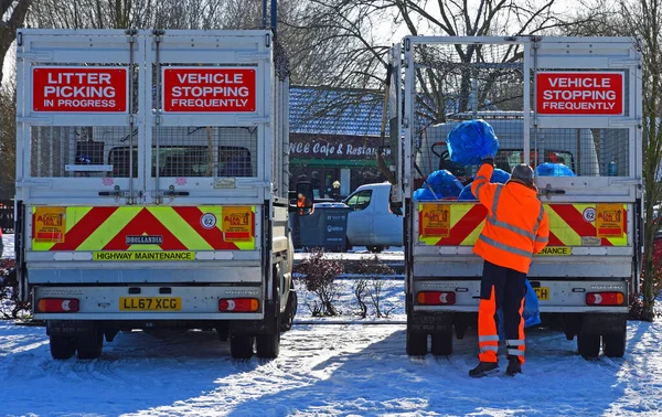 Dos Camiones Recogiendo Basura Nieve Hombre Papelera Tirando Bolsa Basura — Foto de Stock