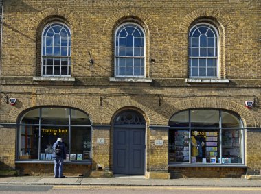 Pencereye bakan yün ve dikiş atölyesi olarak kullanılan tarihi bina.