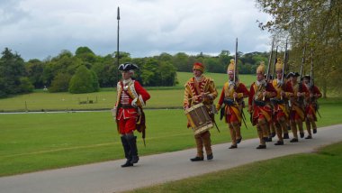 SAFFRON WALDEN, ESSEX, İngiltere - 01 Mayıs 2017 Pulteneys alayının kırmızı paltoları sırayla yürüyorlar.