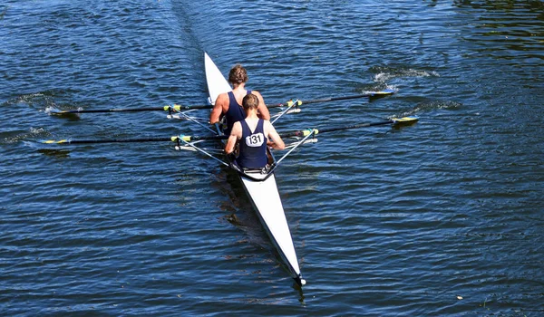 Pares Mujeres Sculling River Ouse Blue Tops — Foto de Stock