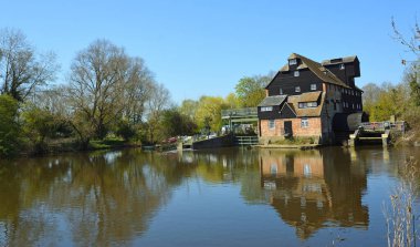 St. IVES, CAMBRIDGESHIRE, İngiltere - 19 Nisan 2021: Ouse Cambridgeshire nehri kıyısındaki Houghton Değirmen ve Değirmen Göleti.