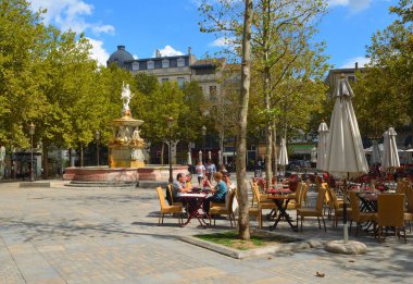 CARCASSONNE, LANGUEDOC - ROUSSILLON, FRANCE - 11 Eylül 2013: Carcassonne Fransa şehir meydanındaki kafe ve anıt.