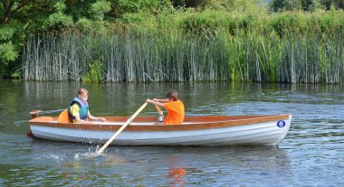 HEMMINGFORD GREY, CAMBRIDGESHIRE, İngiltere - 12 Temmuz 2014: Kayıktaki çocuklar Yarışta çocuklar.