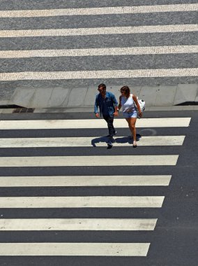 FUNCHAL, MADEIRA, PORTUGAL - 22 Haziran 2019: Zebra geçidinden geçen çift