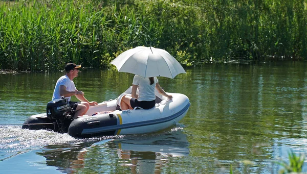 Godmanchester Cambridgeshire England June 2021 Young Couple Inflatable Boat River — Stock Photo, Image