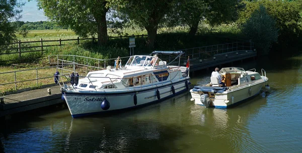 Godmanchester Cambridgeshire England Juni 2021 Twee Rivierboten Bij Godmanchester Sluis — Stockfoto