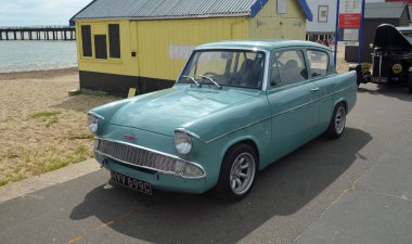 Felixstowe, Suffolk, İngiltere - 29 Ağustos 2015: Klasik mavi Ford Anglia plaj kulübe Felixstowe promenade üzerinde tarafından.