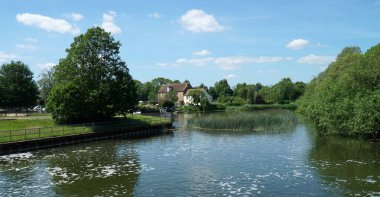 Eaton Socon 'daki Ouse Nehri, St Neots Cambridgeshire su ağaçları ve eski değirmen..