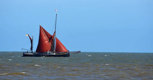 Red Sailed Barge Vor Der Küste Von Suffolk — Stockfoto