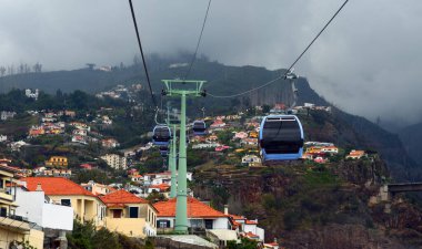 Funchal 'dan Monte' ye alçak bulutlu teleferik Madeira Portugal.