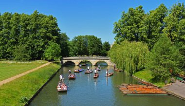 CAMBRIDRIDGE, CAMBRIDGESHIRE, İngiltere - 16 Haziran 2021: Punt 'taki insanlar Cambridge' deki Cam nehrinde.