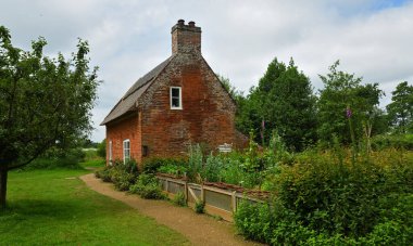 How HILL, NORFOLK, İngiltere - 02 Temmuz 2021: How Hill Ulusal Doğa Koruma Alanındaki Kurbağa Deliği Kulübesi Müzesi