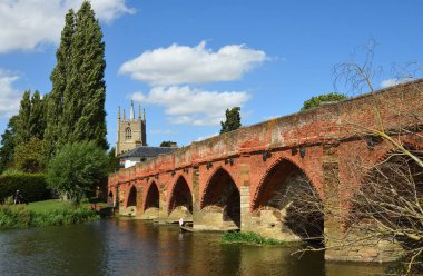 Büyük Barford Yük Atı Köprüsü ve Bedfordshire Kilisesi İngiltere.