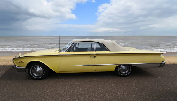 Felixstowe Suffolk England Мая 2017 Classic Yellow Ford Sunliner Convertible — стоковое фото