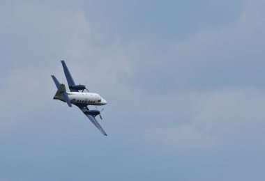 ICKwell, BEDFORDSHIRE, ENGLAND - Haziran 06, 2021: Mavi gökyüzü ve bulutlarda uçmakta olan İngiliz Havacılık Jetstream uçakları.