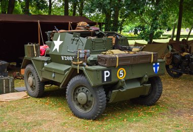 SILSOE, BEDFORDSHIRE, İngiltere 14 AĞUSTOS 2021: 2. Dünya Savaşı Daimler Dingo İzci Arabası ağaçlara park edildi.