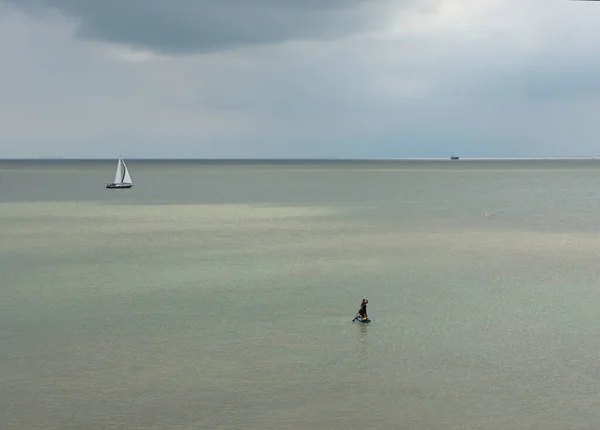 Paddle Board Yate Mar Tranquilo Nubes Oscuras — Foto de Stock