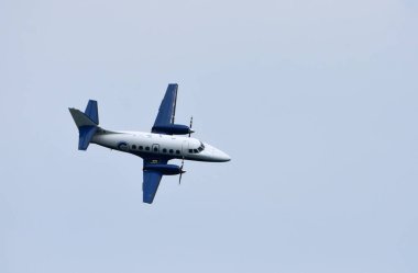 ICKwell, BEDFORDSHIRE, ENGLAND - Haziran 06, 2021: Mavi gökyüzü ve bulutlarda uçmakta olan İngiliz Havacılık Jetstream uçakları.