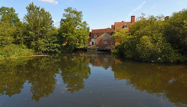 Flatford Mill Dedham Suffolk Met Water Bomen — Stockfoto