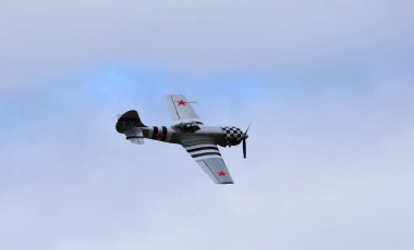 Küçük Gransden, CAMBRIDGESHIRE, İngiltere - 29 AĞUSTOS 2021: uçuş bue gökyüzünde ve bulutlarda klasik Yakovlev Yak-50 uçakları.