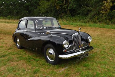 Little Gransden, CAMBRIDGESHIRE, İngiltere - 29 AĞUSTOS 2021 Klasik Black Sunbeam 1956 Talbot 90 MK3 Otomobil çimenlerin üzerinde izole edilmiş.