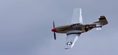Küçük Gransden, CAMBRIDGESHIRE, İngiltere - 29 AĞUSTOS 2021: Klasik Kuzey Amerika P-51D Mustang Mustang 2 savaş uçağı.