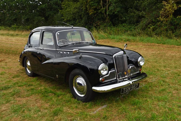 Little Gransden, CAMBRIDGESHIRE, İngiltere - 29 AĞUSTOS 2021 Klasik Black Sunbeam 1956 Talbot 90 MK3 Otomobil çimenlerin üzerinde izole edilmiş.