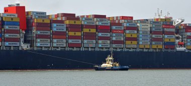 FELIXSTOWE, SUFFOLK, ENGLAND- 28 Mayıs 2021: Maersk Edirne konteynır gemisi Felixstowe limanında römorkör tarafından döndürülüyor.