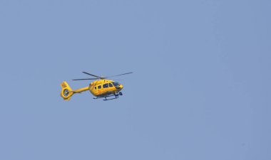 St. NEOTS, CAMBRIDGESHIRE, İngiltere - Eylül 05, 2021: Mavi gökyüzüne karşı Doğu Anglian Hava Ambulansı.