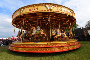 .Great Gransden, Cambridgeshire, İngiltere - 27 Eylül 2025: Zıplayan atlarla eski usul atlı karınca gezisi