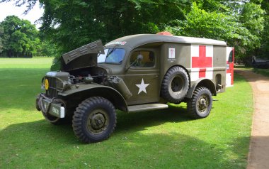Silsoe, Bedfordshire, İngiltere - 28 Mayıs 2017: İkinci Dünya Savaşı ambulans ağaçların önünde park etmiş.