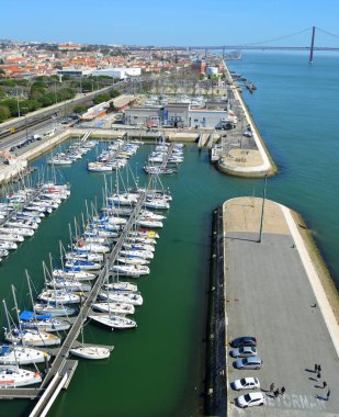 Tekneli Belem marinası ve Tejo nehri ve Ponte 25 de Abril Lizbon Portekiz.