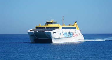 Playa Blanca, Lanzarote, İspanya - 10 Ekim 2024: Fred Olsen Kanarya Adası Feribot Yelkenleri Playa Blanca Lanzarote ve Corralejo Fuerteventura.