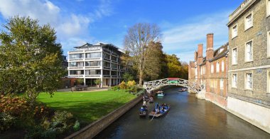 River Cam, Matematik Köprüsü, Queens Koleji ve Fitzpatrick Hall Tiyatrosu Cambridge.
