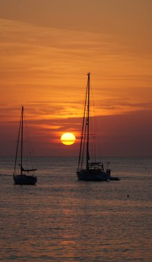 Günbatımında yatlar Soller Mallorca