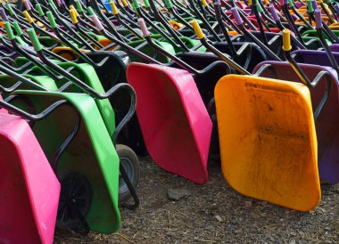 Bir sürü el arabası var, bir sürü renk var..