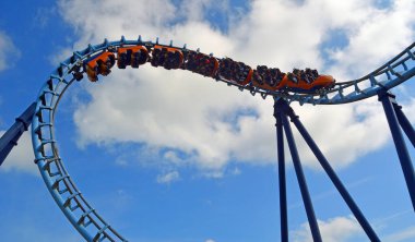 Corton, Suffolk, İngiltere - 16 Ağustos 2016: Roller coaster ride heyecan arayanlar ile dolu 