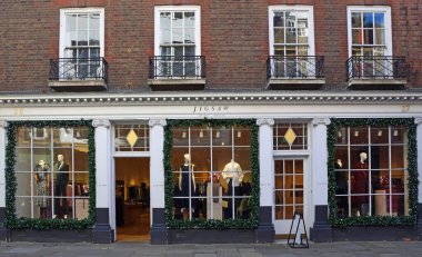 Cambridge, Cambridgeshire, İngiltere - 17 Kasım 2025: Cambridge 'deki Jigsaw Giyim Dükkanı