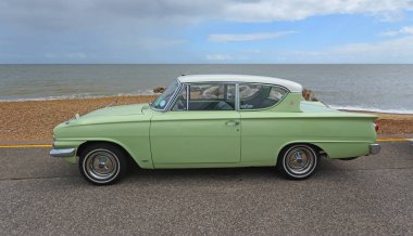 Felixstowe, Suffolk, İngiltere - 04 Mayıs 2025: Klasik Ford Konsolosu Capri arka planda sahil ve deniz kenarına park etti